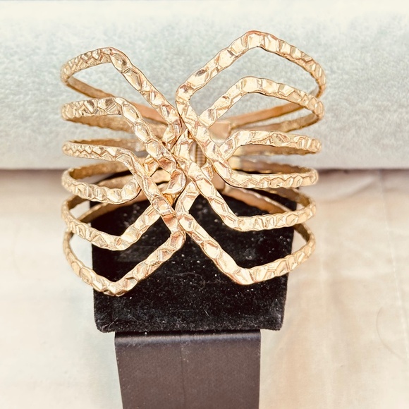 2/$20 Gold Tone Wide Bangle Bracelet w/Textured Design & Hinge Vintage - Picture 6 of 11